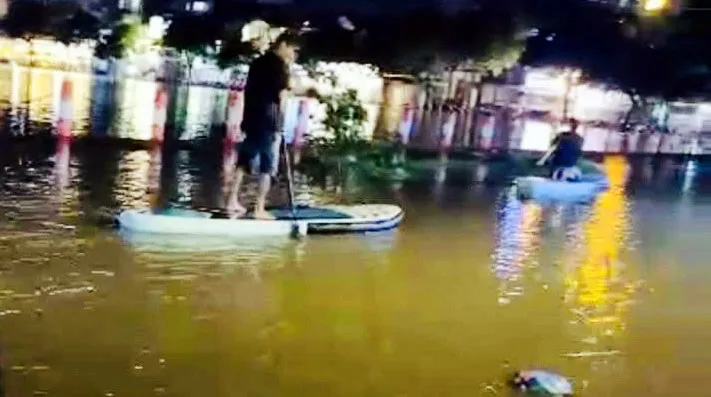 Trước đó, chiều tối 1-10, nhiều người dân đã dùng xuồng bơi trên tuyến đường Huỳnh Cường, TP Cần Thơ. Ảnh: MINH ĐOAN