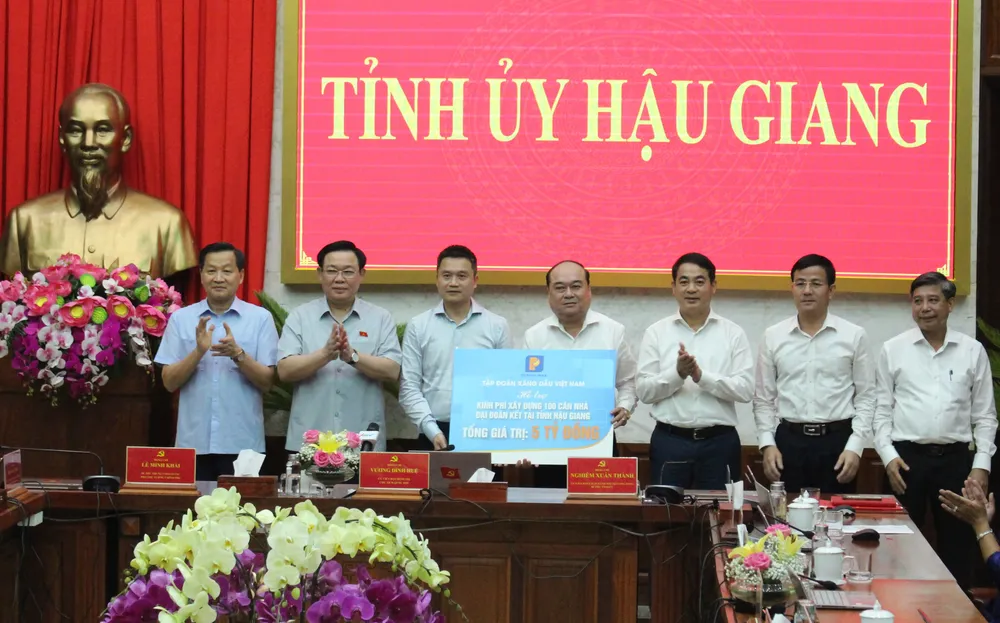 Chủ tịch Quốc hội Vương Đình Huệ vận động trao tặng 100 căn nhà đại đoàn kết cho người dân tỉnh Hậu Giang, trị giá 5 tỷ đồng Chủ tịch Quốc hội Vương Đình Huệ vận động trao tặng 100 căn nhà đại đoàn kết cho người dân tỉnh Hậu Giang, trị giá 5 tỷ đồng