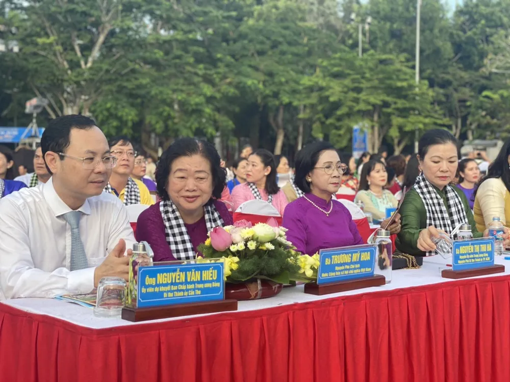 Các đại biểu tham dự lễ hội Các đại biểu tham dự lễ hội