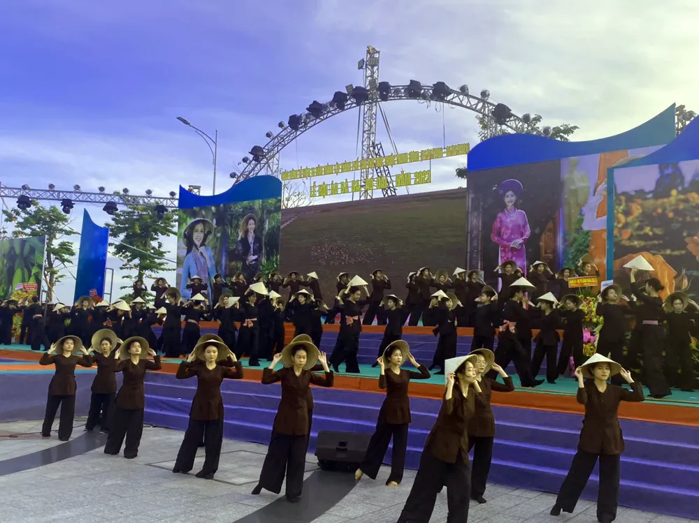 Một tiết mục văn nghệ tại lễ hội Một tiết mục văn nghệ tại lễ hội