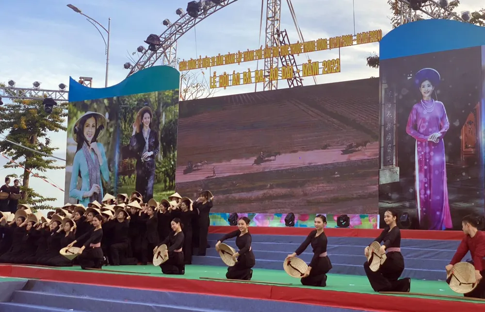 Một tiết mục văn nghệ tại lễ hội Một tiết mục văn nghệ tại lễ hội