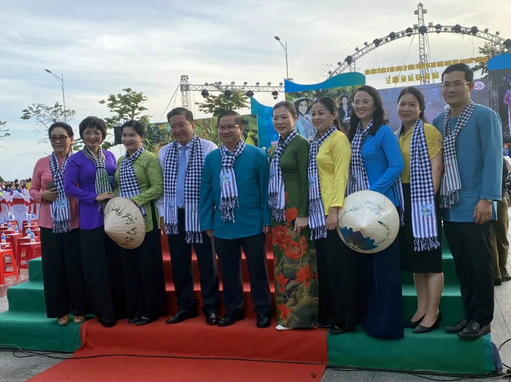 Các đại biểu chụp hình lưu niệm Các đại biểu chụp hình lưu niệm