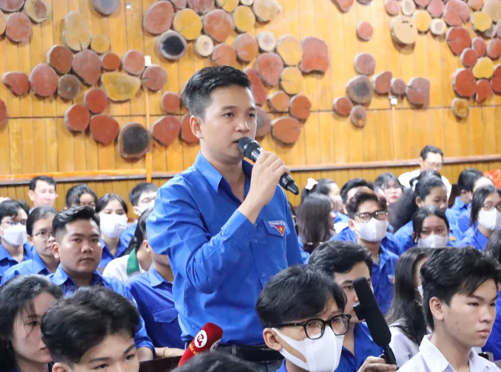 Một cử tri là sinh viên phát biểu ý kiến tại buổi tiếp xúc Một cử tri là sinh viên phát biểu ý kiến tại buổi tiếp xúc