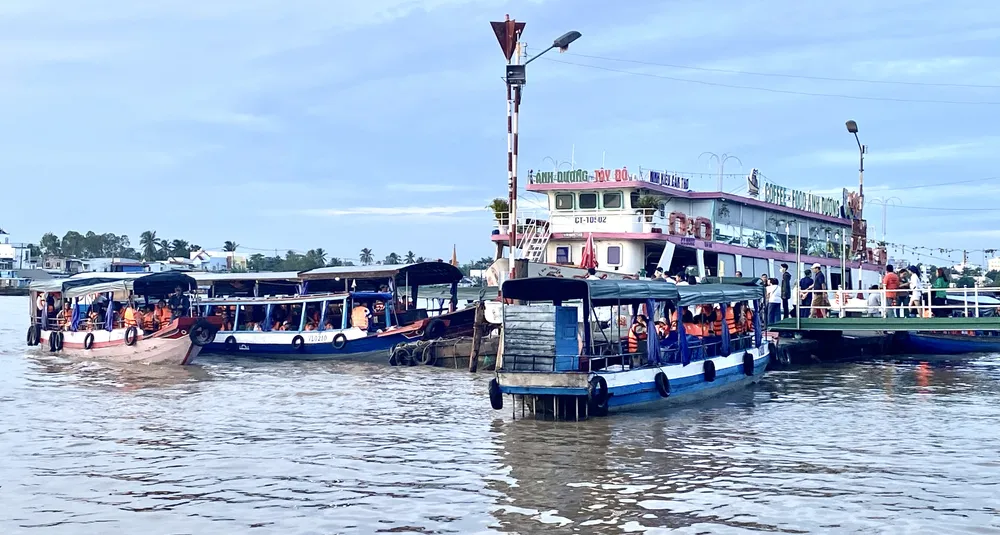 Bến Ninh Kiều tấp nập khách du lịch
