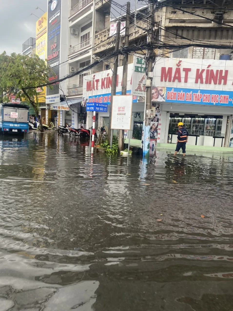 Đường Hùng Vương bị ngập cục bộ chiều 26-10