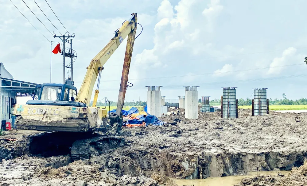 Trong các hạn chế của ĐBSCL hiện nay là hạ tầng giao thông còn yếu Trong các hạn chế của ĐBSCL hiện nay là hạ tầng giao thông còn yếu