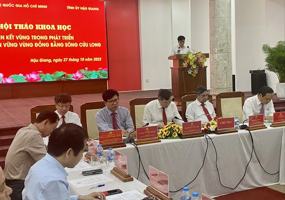 Nhiều đại biểu chỉ ra những thách thức mà ĐBSCL phải đối diện, nhất là biến đổi khí hậu ngày càng khốc liệt hơn Nhiều đại biểu chỉ ra những thách thức mà ĐBSCL phải đối diện, nhất là biến đổi khí hậu ngày càng khốc liệt hơn