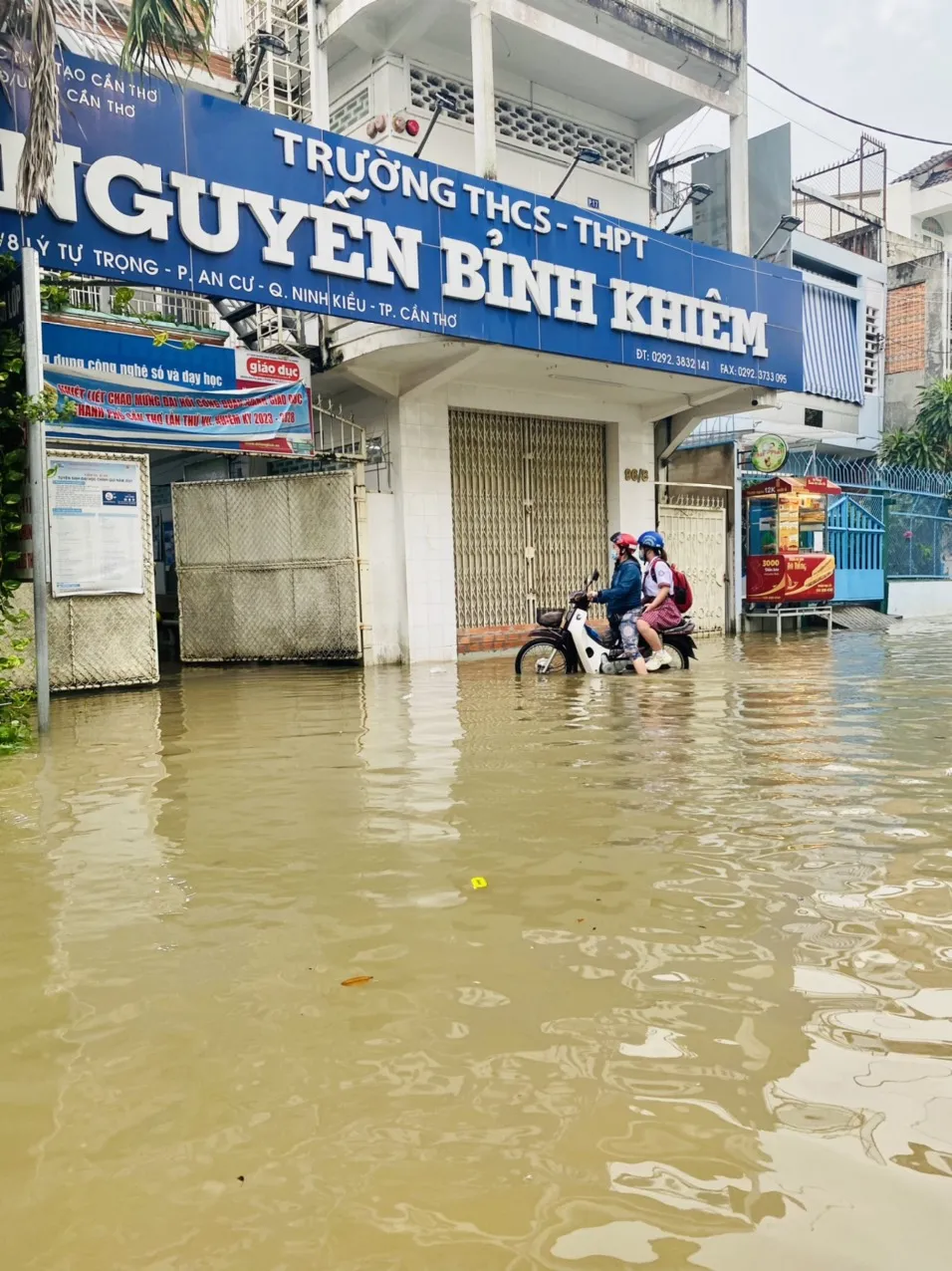 Một phụ huynh khó khăn đưa con đến trường sáng 28-10 Một phụ huynh khó khăn đưa con đến trường sáng 28-10