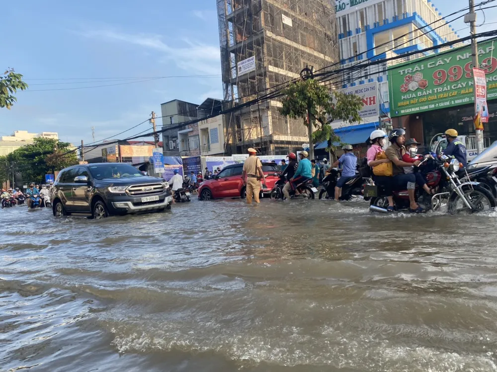 Lực lượng công an túc trực để hỗ trợ người dân đi lại