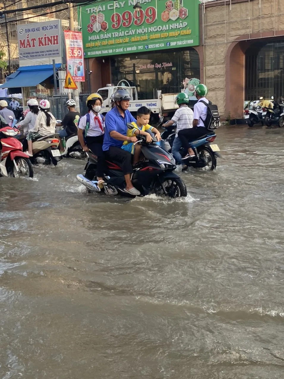 Người dân TP Cần Thơ chật vật đi lại mỗi khi xuất hiện triều cường Người dân TP Cần Thơ chật vật đi lại mỗi khi xuất hiện triều cường