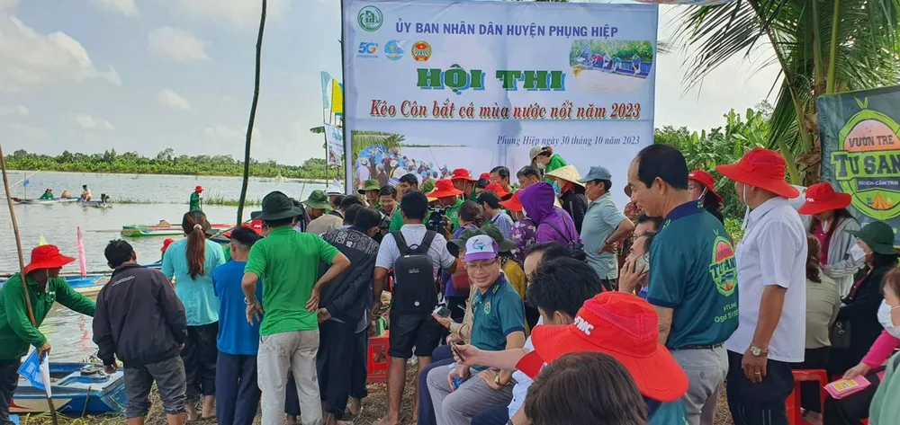 Rất đông người dân địa phương đến xem hội thi Rất đông người dân địa phương đến xem hội thi