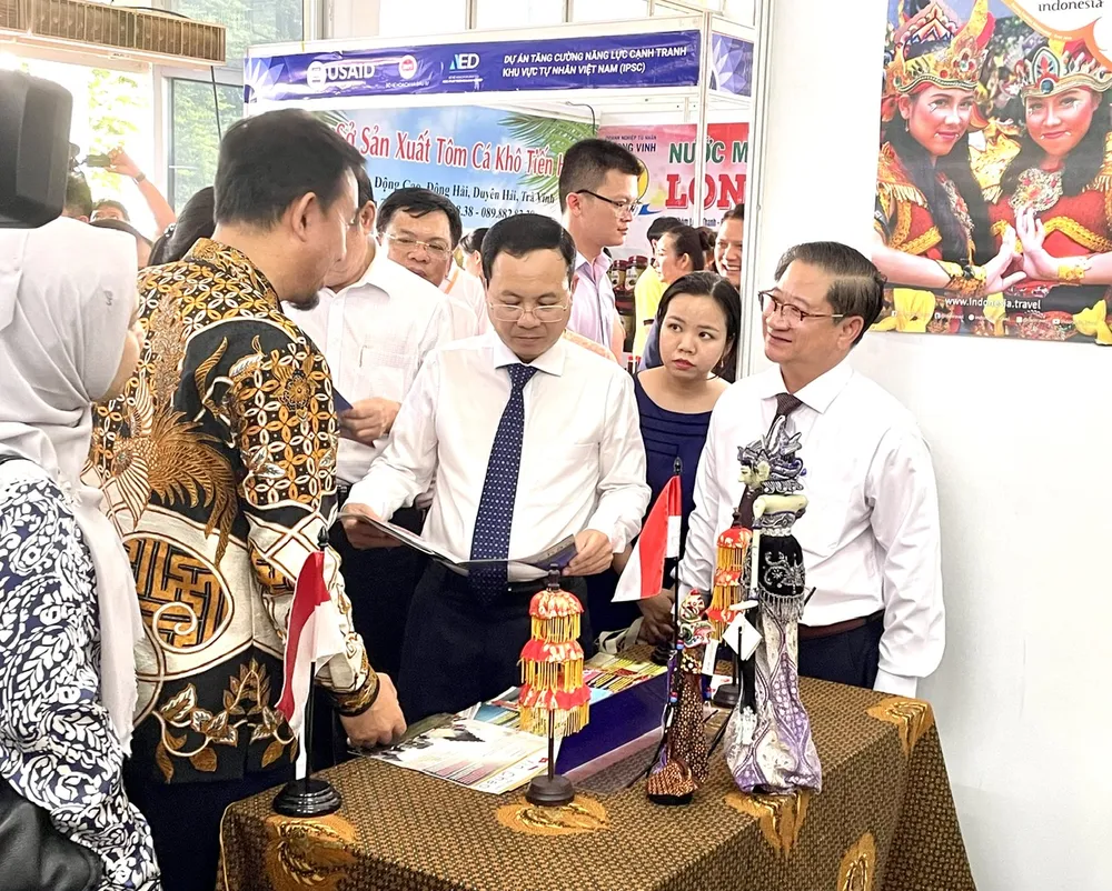 Lãnh đạo TP Cần Thơ tham quan gian hàng Lãnh đạo TP Cần Thơ tham quan gian hàng