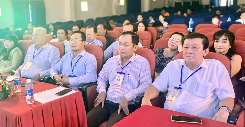 Các đại biểu và khán giả dự khai mạc Các đại biểu và khán giả dự khai mạc