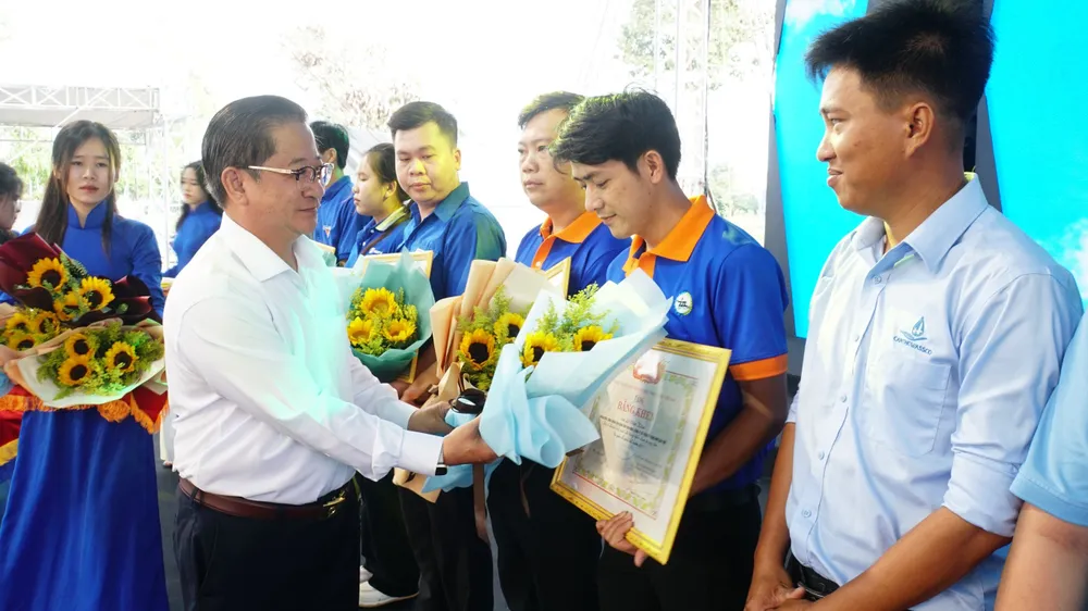 Ông Trần Việt Trường, Chủ tịch UBND TP Cần Thơ tặng hoa cho các gương thanh niên công nhân tiêu biểu trong lao động sản xuất tại TP Cần Thơ Ông Trần Việt Trường, Chủ tịch UBND TP Cần Thơ tặng hoa cho các gương thanh niên công nhân tiêu biểu trong lao động sản xuất tại TP Cần Thơ