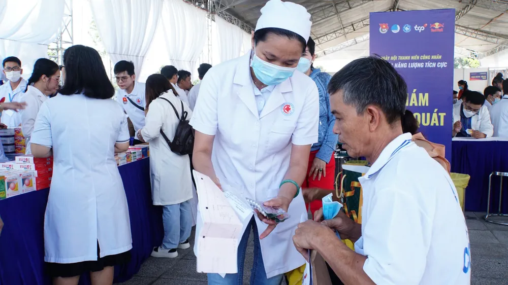 Đội ngũ y tế khám và phát thuốc cho công nhân đang làm việc tại các KCN Đội ngũ y tế khám và phát thuốc cho công nhân đang làm việc tại các KCN