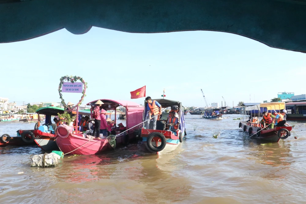 Lực lượng đoàn viên thanh niên tham gia vớt rác trên chợ nổi Cái Răng