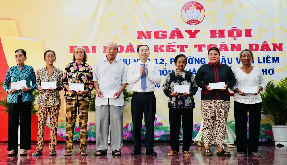 Đồng chí Nguyễn Văn Hiếu, Bí thư Thành ủy TP Cần Thơ tặng quà cho các gia đình có thành tích trong thực hiện Cuộc vận động “Toàn dân đoàn kết xây dựng nông thôn mới, đô thị văn minh” Đồng chí Nguyễn Văn Hiếu, Bí thư Thành ủy TP Cần Thơ tặng quà cho các gia đình có thành tích trong thực hiện Cuộc vận động “Toàn dân đoàn kết xây dựng nông thôn mới, đô thị văn minh”