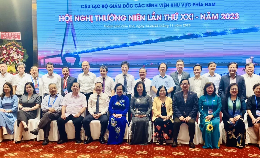 Các đại biểu chụp hình lưu niệm tại hội nghị