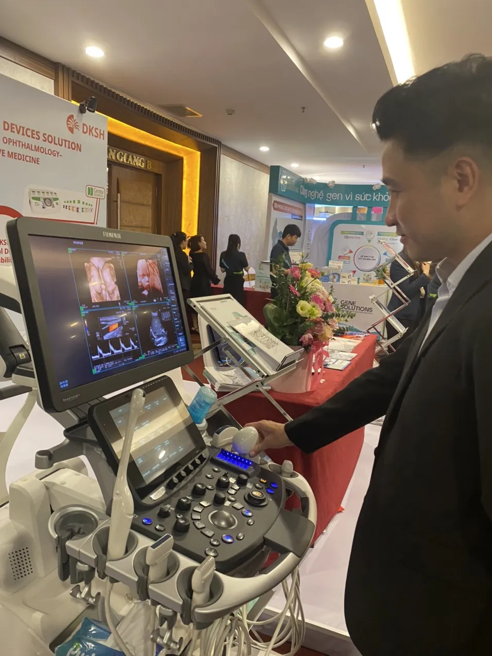 Triển lãm các thiết bị y tế hiện đại bên hành lang hội nghị