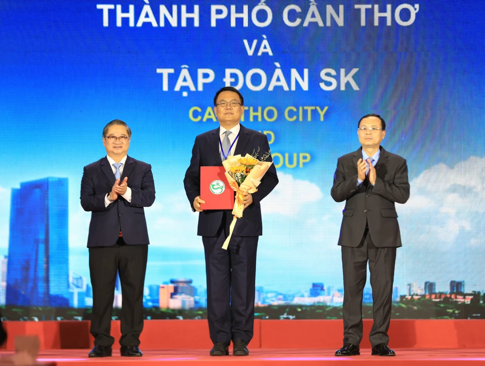 Lãnh đạo TP Cần Thơ trao bản ghi nhớ hợp tác đầu tư cho doanh nghiệp z4959976237108-d8d46941804f4ff5fc92a2e46197d3fb-8056.jpg