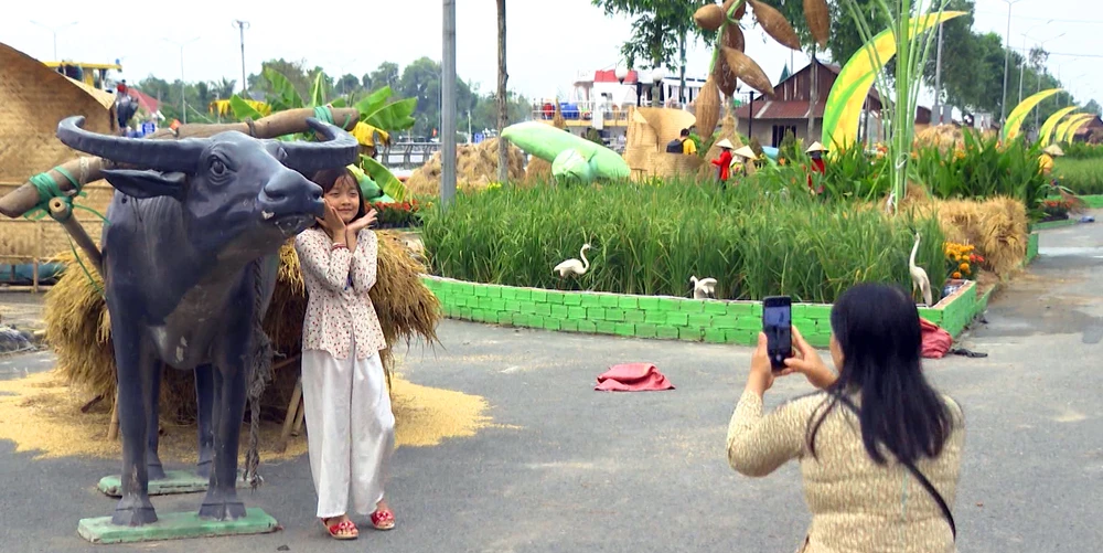 Người dân đến tham quan và chụp hình lưu niệm 11-12-sequence-0200-52-54-11still037-4532.jpg