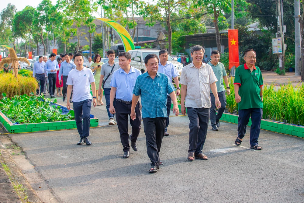 Bộ trưởng Bộ NN-PTNT Lê Minh Hoan đã có mặt tại Hậu Giang để kiểm tra khâu chuẩn bị triển lãm của địa phương. Ảnh: LÝ ANH LAM bo-truong-kiem-tra-con-duong-lua-gao-ly-anh-lam-1-5682.jpg