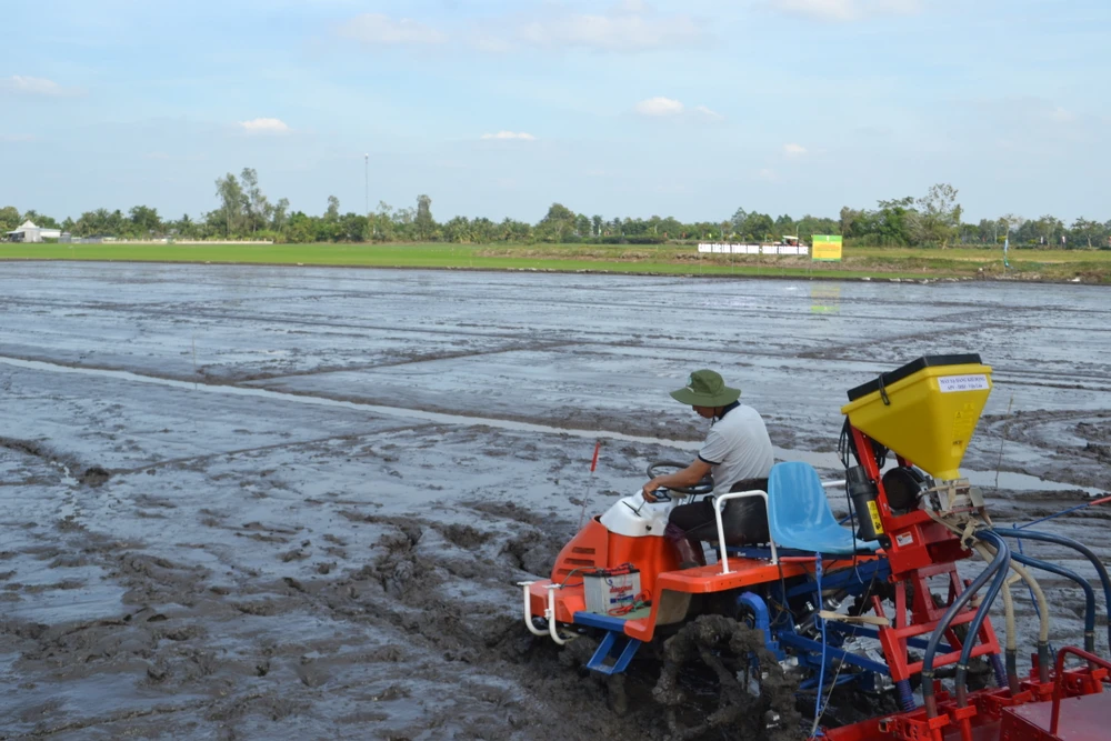 Cách không gian triển lãm khoảng 1km, những chiếc máy gieo sạ hiện đại trong mô hình Canh tác lúa thông minh đã xuất hiện tại TP Vị Thanh. Ảnh: CAO PHONG dsc-0714-2031.jpg