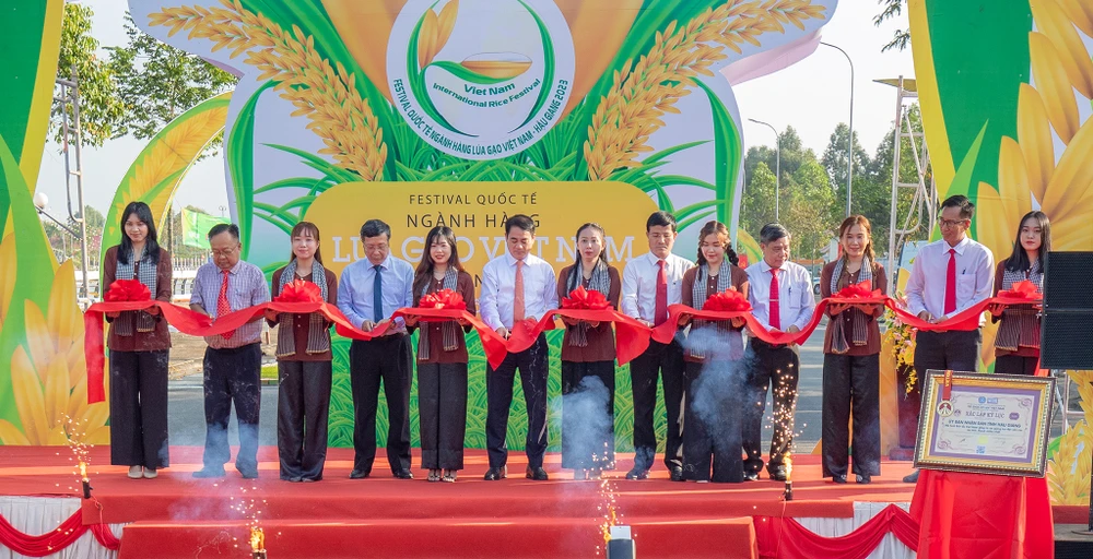 Cắt băng khai mạc triển lãm "Con đường lúa gạo". Ảnh: LÝ ANH LAM khai-mac-con-duong-lua-gao-ly-anh-lam-4-509.jpg