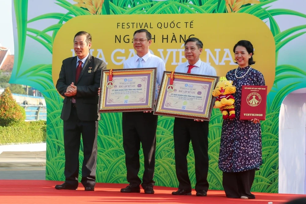 Tổ chức Kỷ lục Việt Nam trao quyết định xác lập kỷ lục Việt Nam đối với không gian triển lãm, sắp đặt con đường lúa gạo, dài nhất và mô hình bản đồ Việt Nam ghép từ các giống lúa đặc sản của các tỉnh, thành nhiều nhất cho lãnh đạo tỉnh Hậu Giang z4962995998910-f9f9d557f5dae0a454e168bb4ce31a1c-1010.jpg