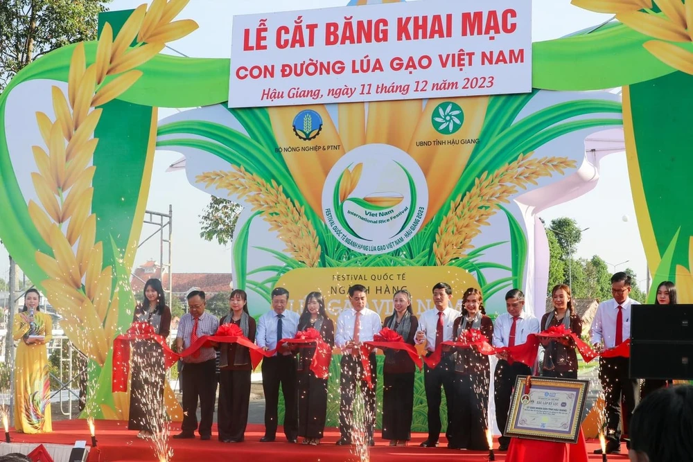 Cắt băng khai mạc triển lãm Con đường lúa gạo Việt Nam