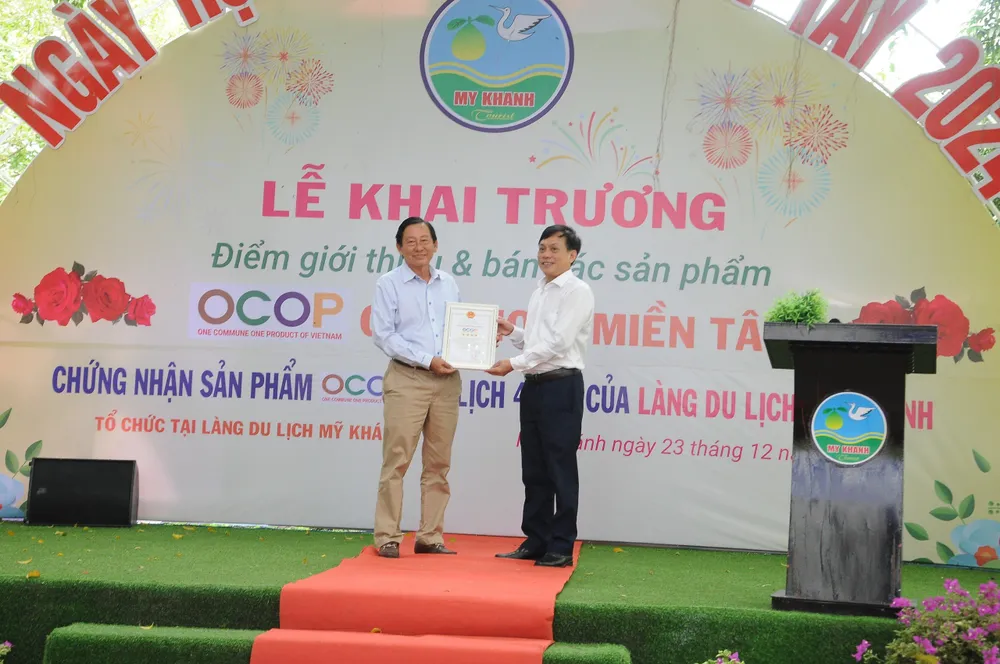Ông Nguyễn Ngọc Hè (bìa phải), Phó Chủ tịch UBND TP Cần Thơ trao chứng nhận sản phẩm OCOP du lịch 4 sao cho đại diện Làng du lịch Mỹ Khánh z5001380525165-a9abaea439685ac6ca82fb48f89588c7-1268.jpg