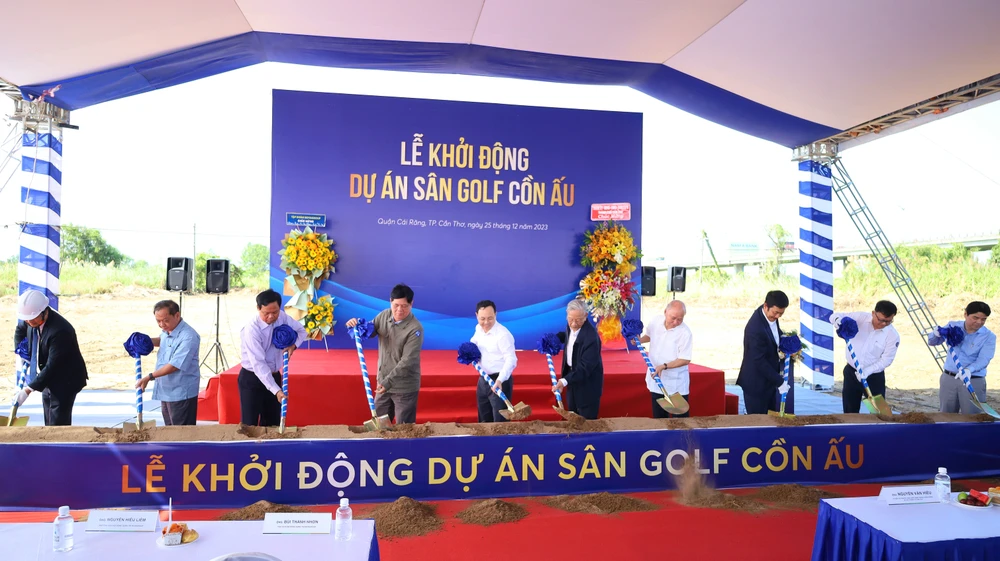 Các đại biểu khởi động dự án Sân golf Cồn Ấu