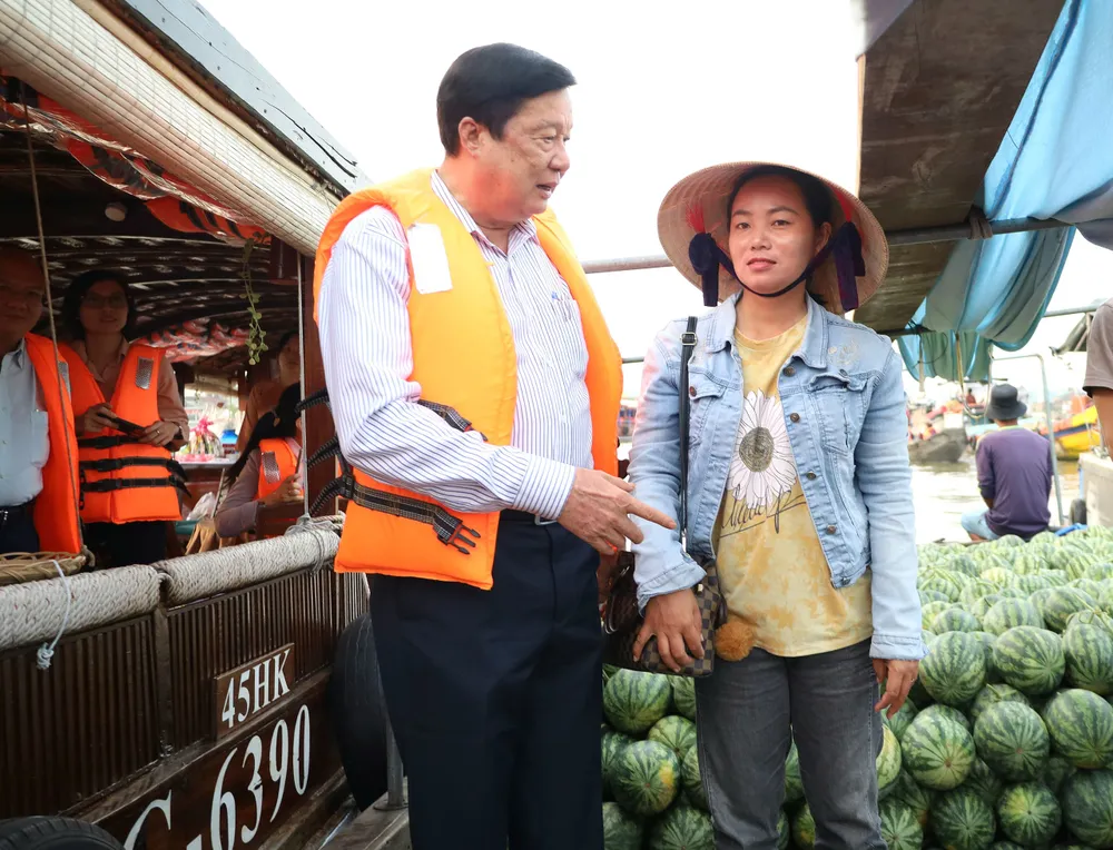 Phó bí thư Thường trực Thành ủy TP Cần Thơ Phạm văn Hiểu thăm hỏi và động viên tiểu thương tại chợ nổi Cái Răng. Ảnh: PHẠM TRUNG 02-2037.jpg