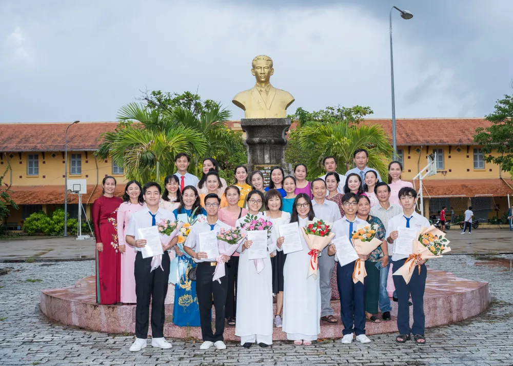 Học sinh Trường THPT Châu Văn Liêm (TP Cần Thơ) được kết nạp Đảng 01.jpg