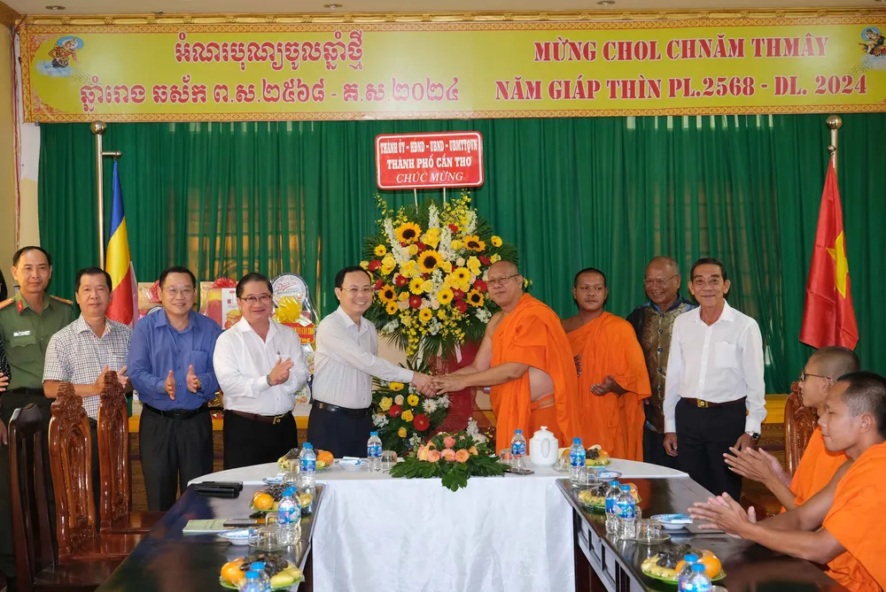 Lãnh đạo TP Cần Thơ đã đến chúc tết tại Hội đoàn kết sư sãi yêu nước thành phố Cần Thơ, chùa Pitu Khôsa Răngsây