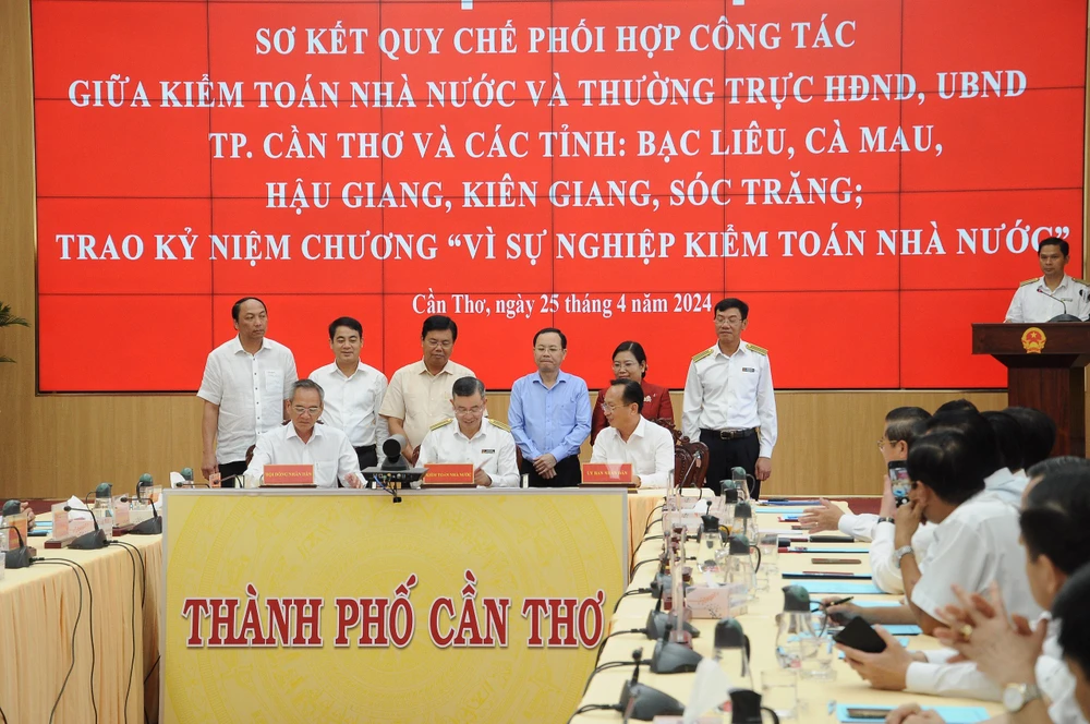 Ký kết Quy chế phối hợp với Thường trực HĐND, UBND các tỉnh, thành phố 