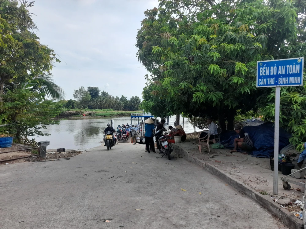 Sáng 4-5, hàng trăm người dân từ phía Bình Minh - Vĩnh Long vui mừng khi đi phà qua TP Cần Thơ 11.jpg