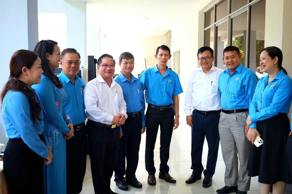 Các đại biểu trao đổi bên hành lang buổi đối thoại 06.jpg