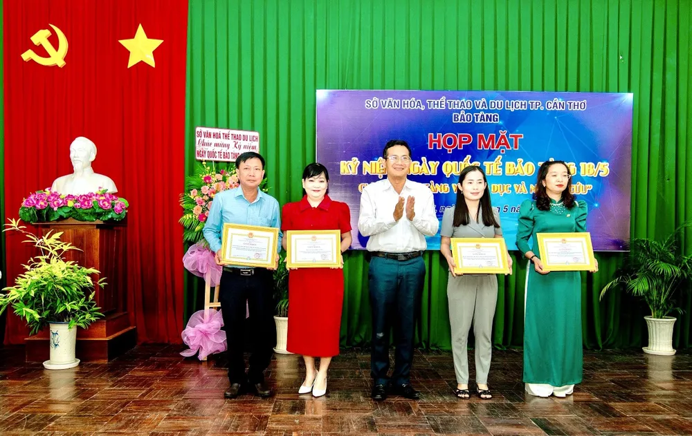 Các cá nhân, tập thể được khen thưởng vì đã có nhiều đóng góp trong công tác bảo tồn và phát huy các giá trị di sản của dân tộc nhân kỷ niệm Ngày Quốc tế bảo tàng năm 2024 05.jpg