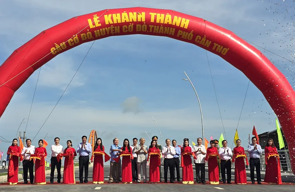 Lãnh đạo TP Cần Thơ cắt băng khánh thành cầu Cờ Đỏ 01.jpg