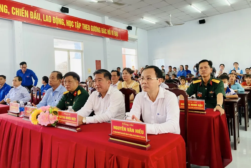 Các đại biểu tham dự chương trình 01.jpg