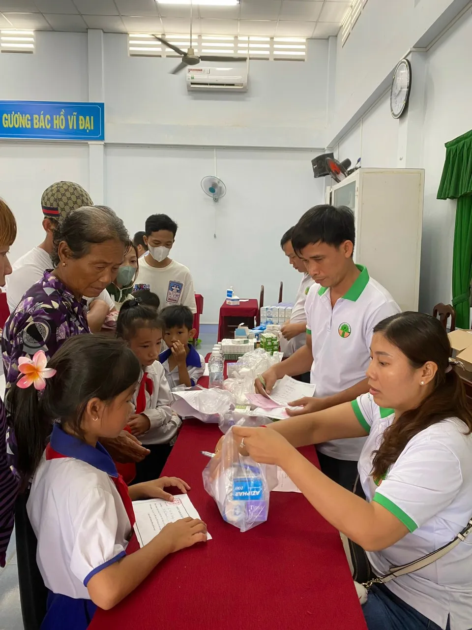 Khám bệnh, phát thuốc cho các em thiếu nhi và người dân tại chương trình 04.jpg