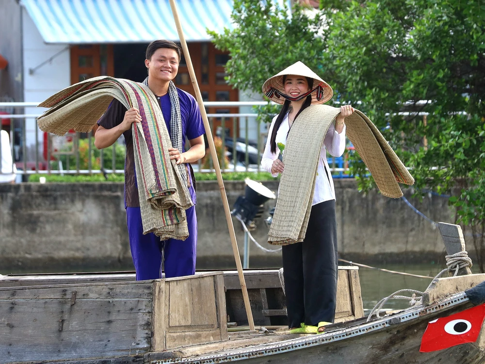 Tái hiện hình ảnh chàng trai quê Cà Mau đi bán chiếu phải lòng cô gái Ngã Bảy trong bài ca vọng cổ lấy hình tượng từ chợ nổi Ngã Bảy 05.jpg