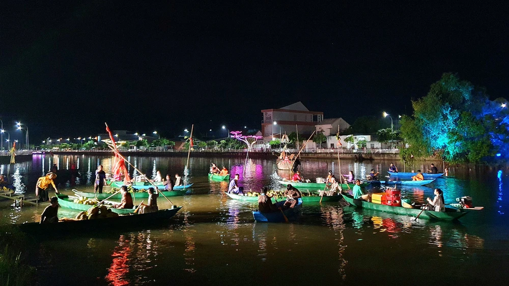 Với chủ đề “TP Ngã Bảy - Những dòng sông nhớ”, ngày hội du lịch và xúc tiến đầu tư của TP Ngã Bảy lần đầu tiên được tổ chức z5584413170924_c5608cde3043a78528b41dfb68e0b36e.jpg