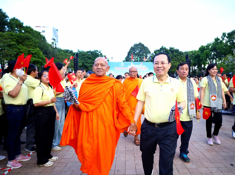 Bí thư Thành ủy TP Cần Thơ Nguyễn Văn Hiếu tham gia đi bộ "Đồng hành vì người nghèo"