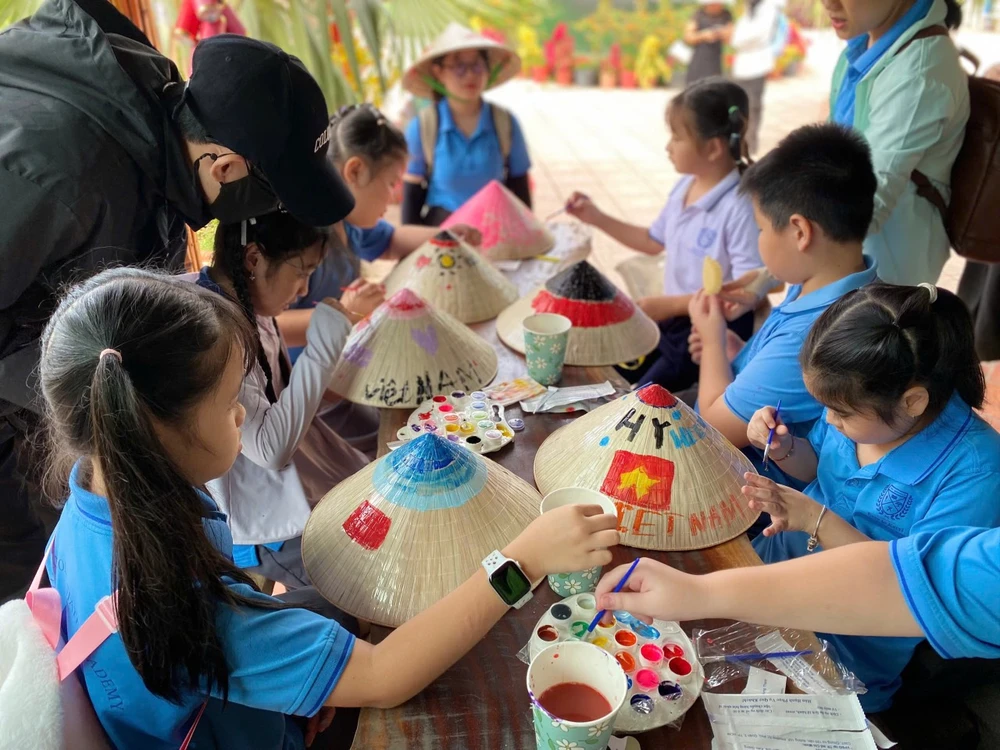 Các em nhỏ trải nghiệm tô màu tại Sông Hậu Farm sh 11.jpg