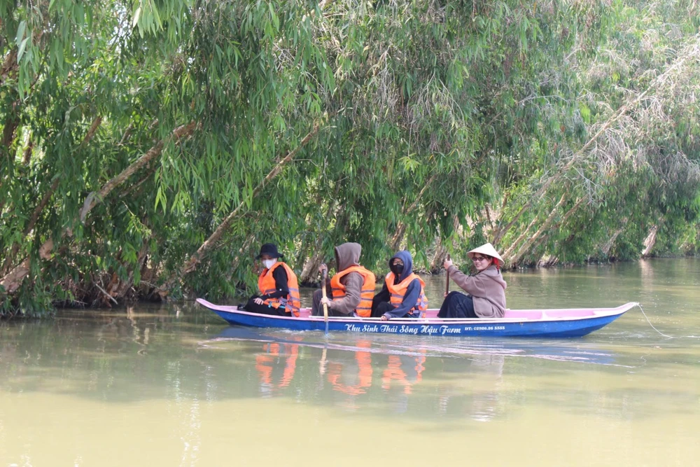 Du khách trải nghiệm bơi xuồng trong Khu sinh thái Sông Hậu Farm sh2.jpg