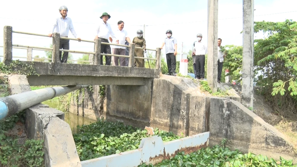 Đóng cống ngăn mặn trên địa bàn huyện Long Mỹ - Hậu Giang 2- đóng cống ngăn mặn trên địa bàn huyện Long Mỹ - Hậu Giang.png