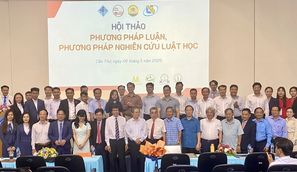 Các đại biểu tham dự hội thảo chụp hình lưu niệm 08.jpg