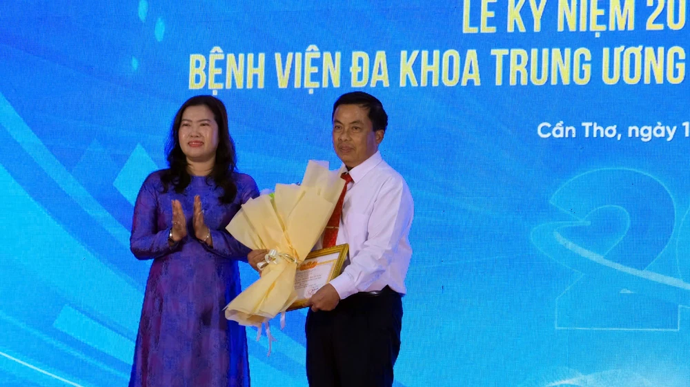 Phó Chủ tịch UBND TP Cần Thơ Nguyễn Thị Ngọc Điệp trao tặng Bằng khen tập thể có thành tích xuất sắc của Bộ Y tế cho ông Nguyễn Minh Vũ, Giám đốc bệnh viện Đa khoa Trung ương Cần Thơ 000-8.jpg